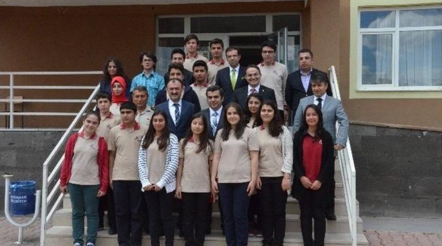 Vali D&uuml;zg&uuml;n, Sosyal Bilimler Lisesinde &Ouml;ğrencilerle Buluştu