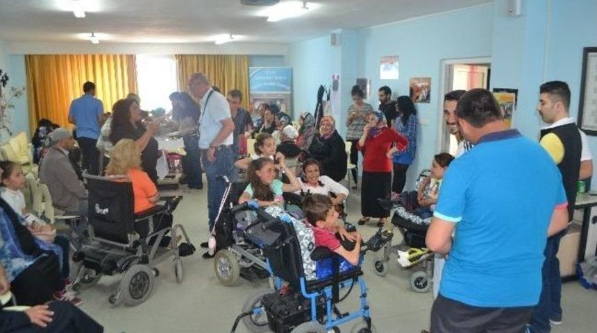 Engellilere Doğum G&uuml;n&uuml; S&uuml;rprizi