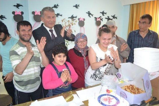 Engellilere Doğum G&uuml;n&uuml; S&uuml;rprizi 1