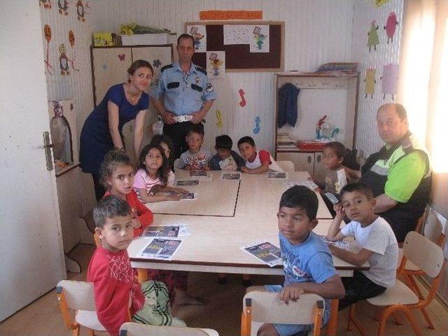 Roman &Ouml;ğrenciler Trafik Kurallarını Polis Amcalarından &Ouml;ğrendi 1