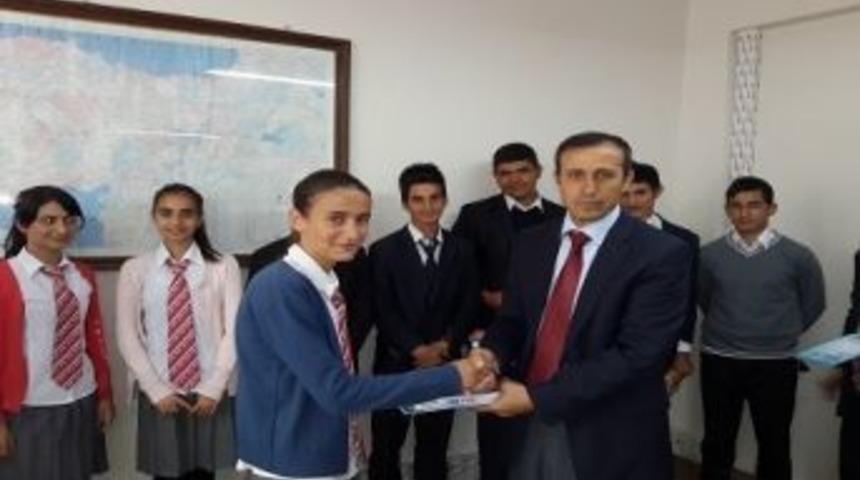 Doğdukları İl&ccedil;enin &Ouml;ğrencilerine Kitap Bağışı Yaptılar