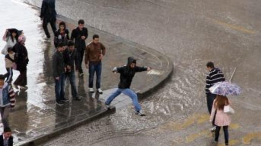 Erzurum&rsquo;da Yağmur Yağışı
