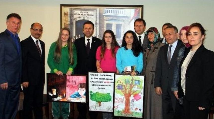 Vali Aksoy &Ouml;ğrencileri &Ouml;d&uuml;llendirdi