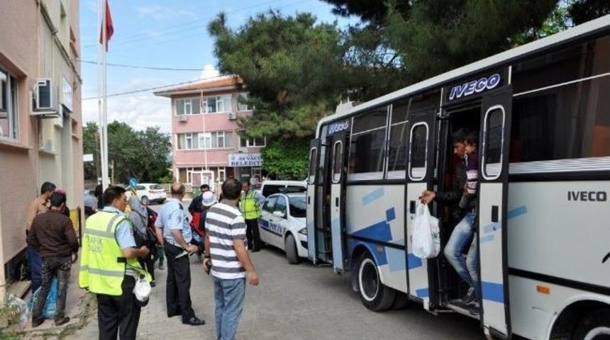 Kucaklarında Can Yelekleriyle Umuda Yolculuk