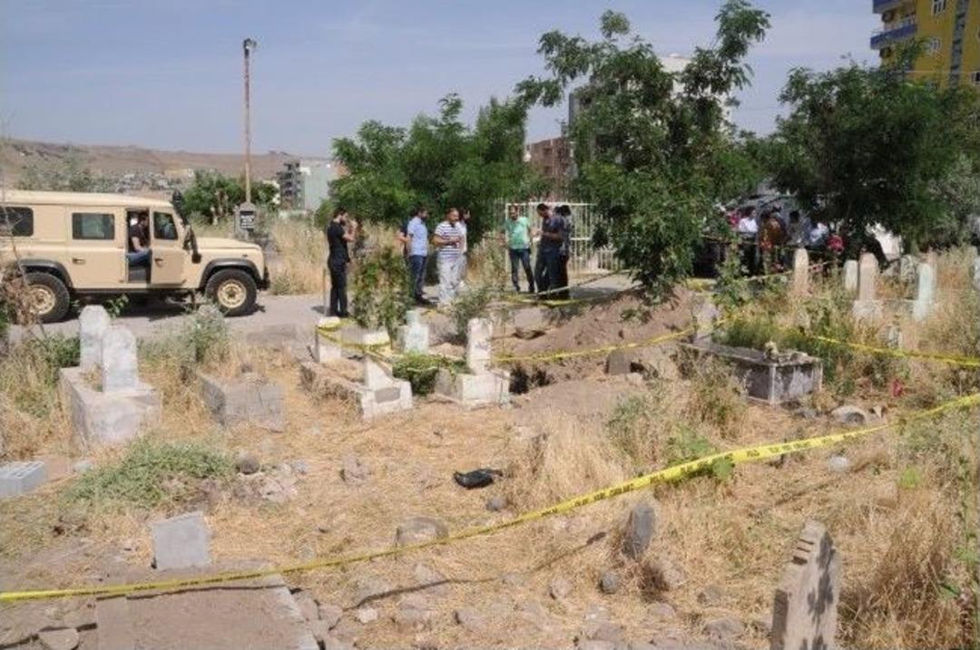 Mezarlıkta Bulunan Kemikler Savcı G&ouml;zetiminde &Ccedil;ıkarıldı