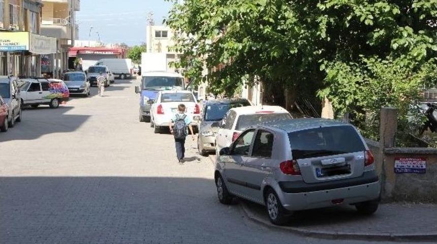 Ara&ccedil;lar Kaldırımda, Yayalar Yolda