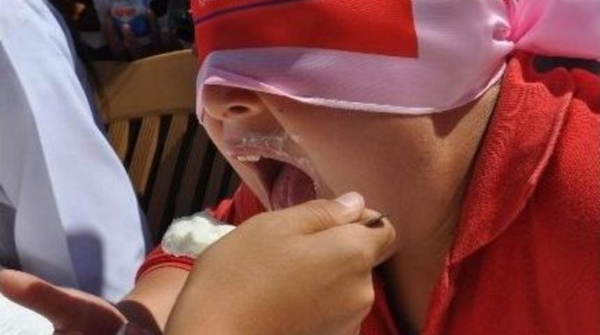 Yoğurdu En Önce Bitirmek İçin Yarıştılar