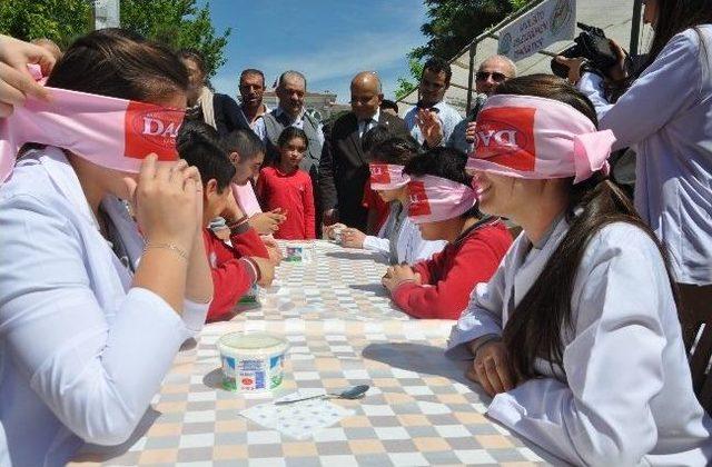 Yoğurdu En Önce Bitirmek İçin Yarıştılar