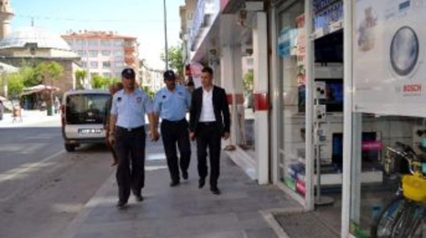 Niğde Zabıtası Kaldırımları Denetliyor