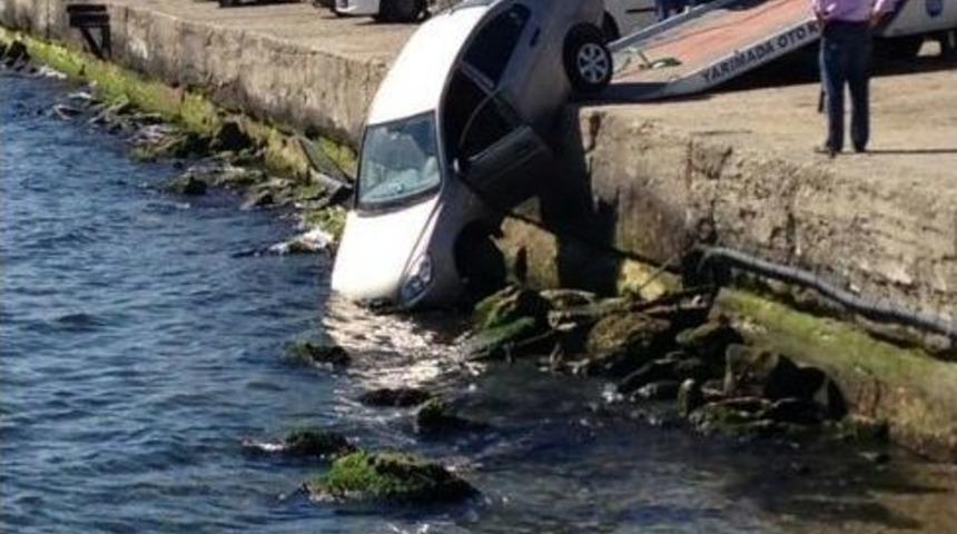 Park Halindeki Otomobil Denize D&uuml;şt&uuml;