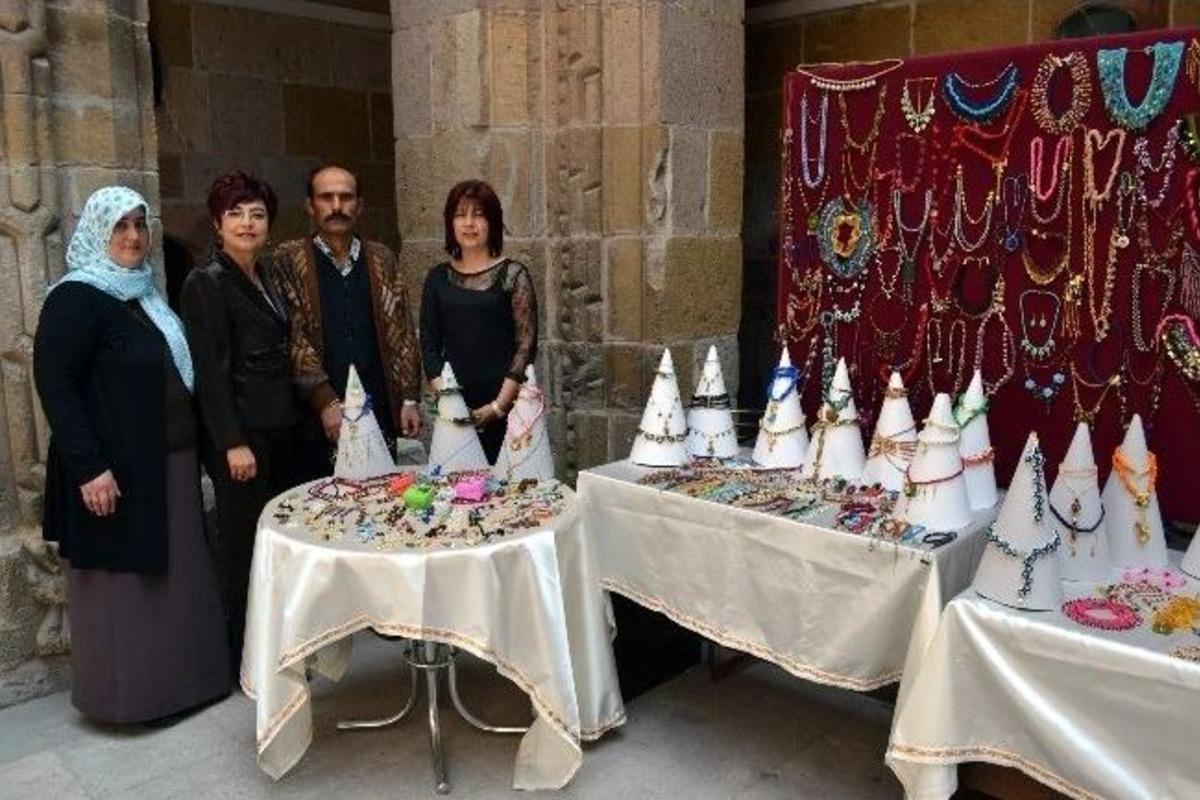 Tedavi G&ouml;ren Hastalar El Emeklerini Sergiledi