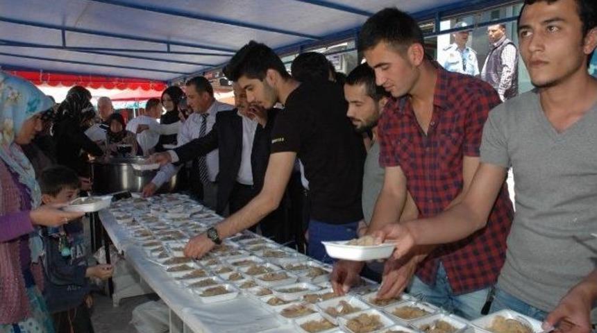 Üniversiteliler Soma'da Hayatını Kaybedenler İçin Kur’an Okutup Helva Dağıttı