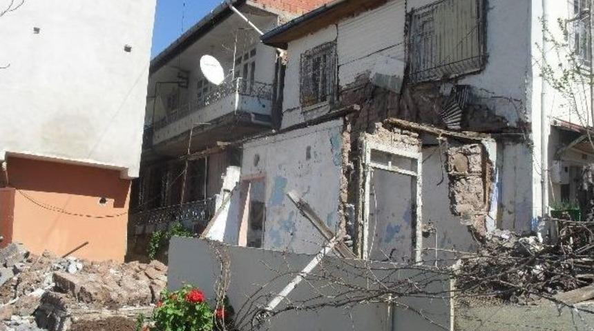 İzmit Eski Yapılardan Temizleniyor