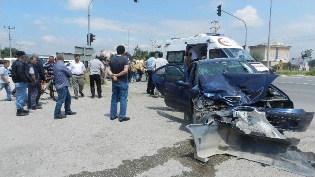 D&uuml;zce&rsquo;de Trafik Kazası: 5 Yaralı