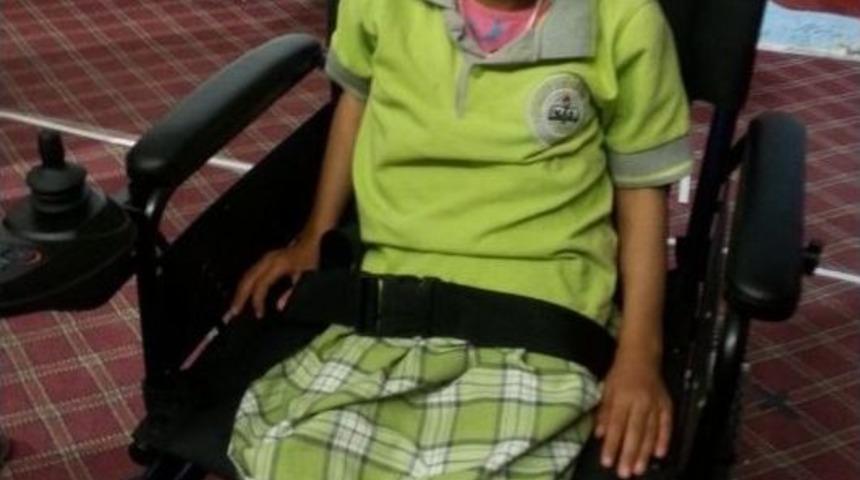 Engelli Kız Ak&uuml;l&uuml; Sandalyesine Kavuştu