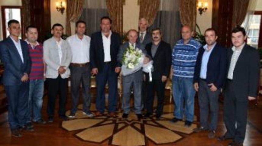 Vali &Ouml;zt&uuml;rk Ka&ccedil;ak Cep Telefonlarına Dikkat &Ccedil;ekti