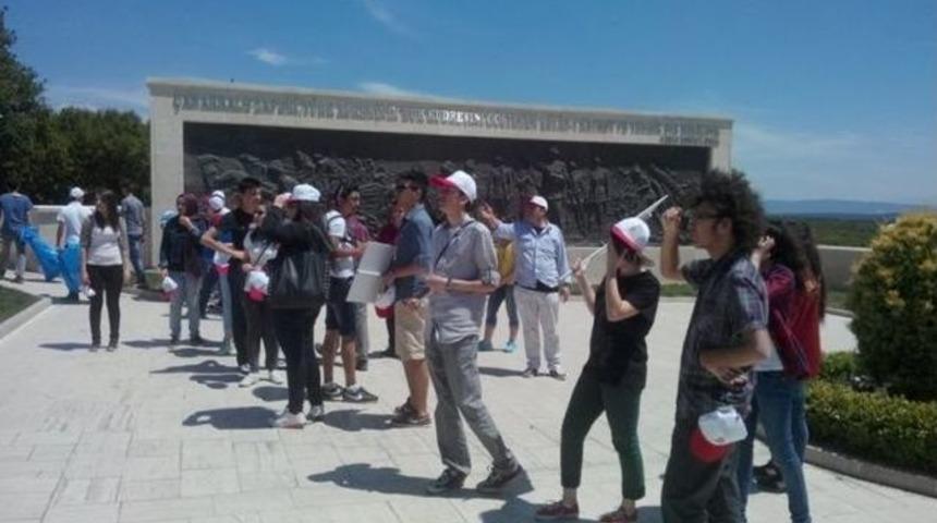 &Ouml;ğrenciler Şehitlikleri Temizledi