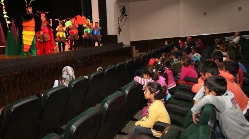 Mevsimlik İş&ccedil;iler Ve &Ccedil;ocukları Tiyatro İle Tanıştı