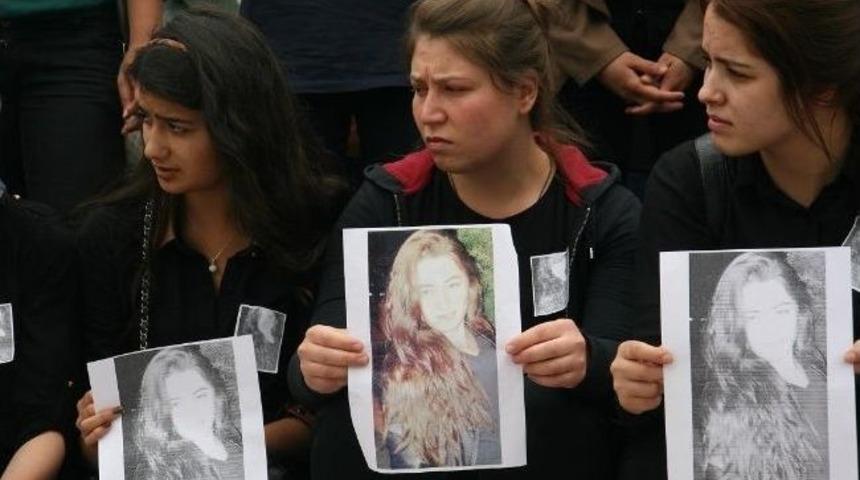 &Ccedil;orum'da &Uuml;niversiteliler &Ouml;ld&uuml;r&uuml;len Arkadaşları İ&ccedil;in Eylem Yaptı