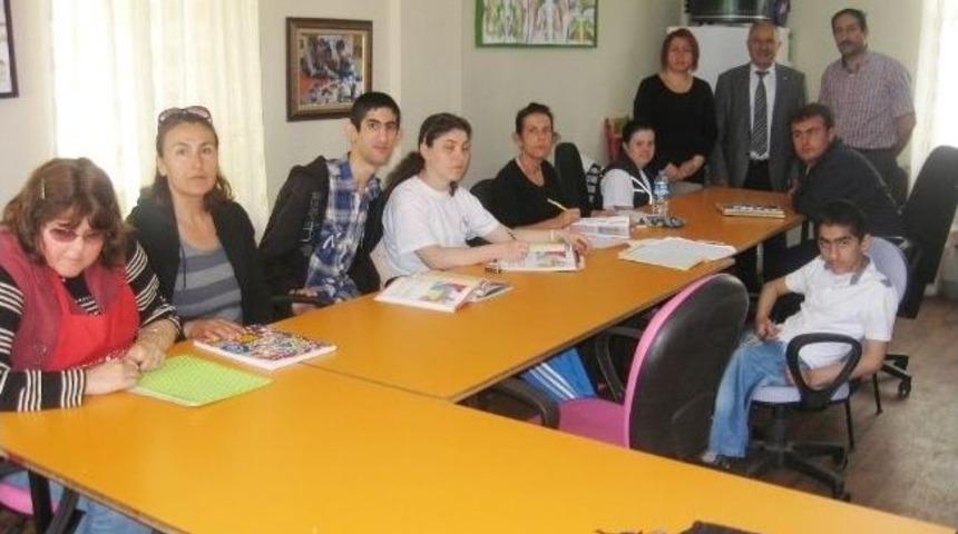 Burhaniye&rsquo;de Engellilere Okuma Yazma Kursu