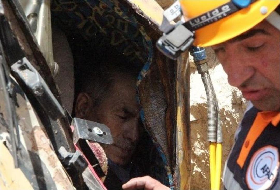 Kamyon Kayaya &Ccedil;arptı: 1 Yaralı