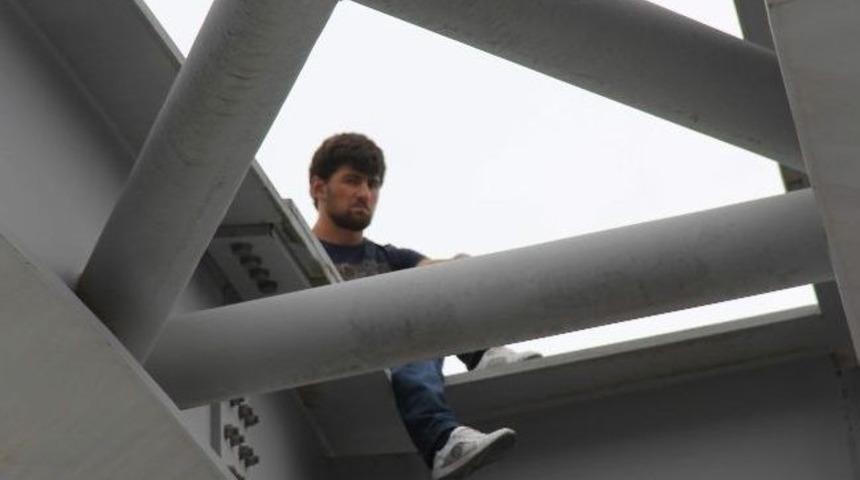 Rize'de İntihar Etmek İ&ccedil;in &Ccedil;ıktığı K&ouml;pr&uuml;de Bayıldı