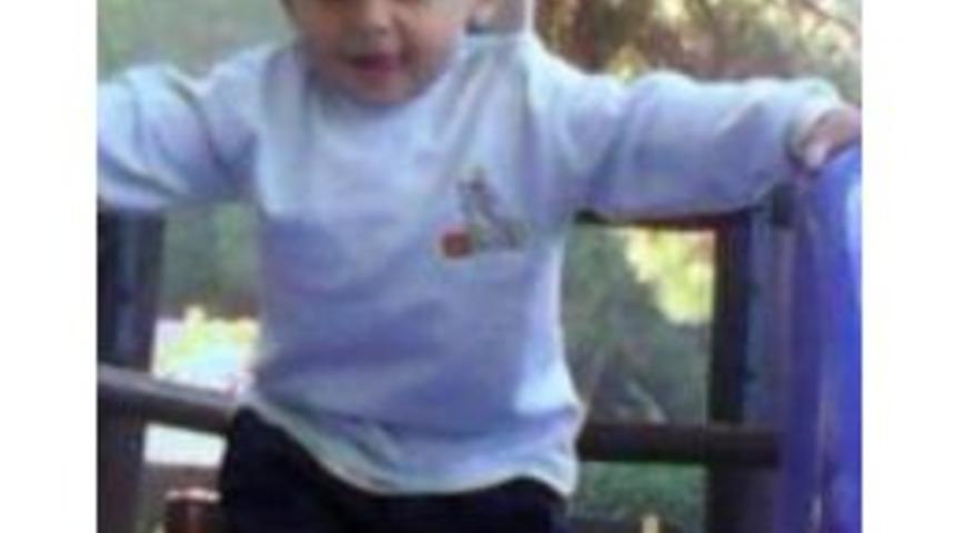 &Uuml;&ccedil; Yaşındaki &Ccedil;ocuğa &Ccedil;arpan S&uuml;r&uuml;c&uuml; Otomobilini Bırakıp Ka&ccedil;tı