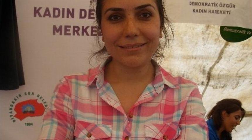 Kadınlar &Uuml;r&uuml;nlerini Sergiledi