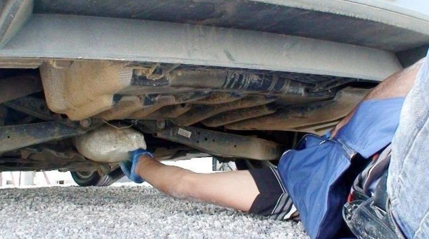 Otomobilin Tabanından Kubar Esrar &Ccedil;ıktı