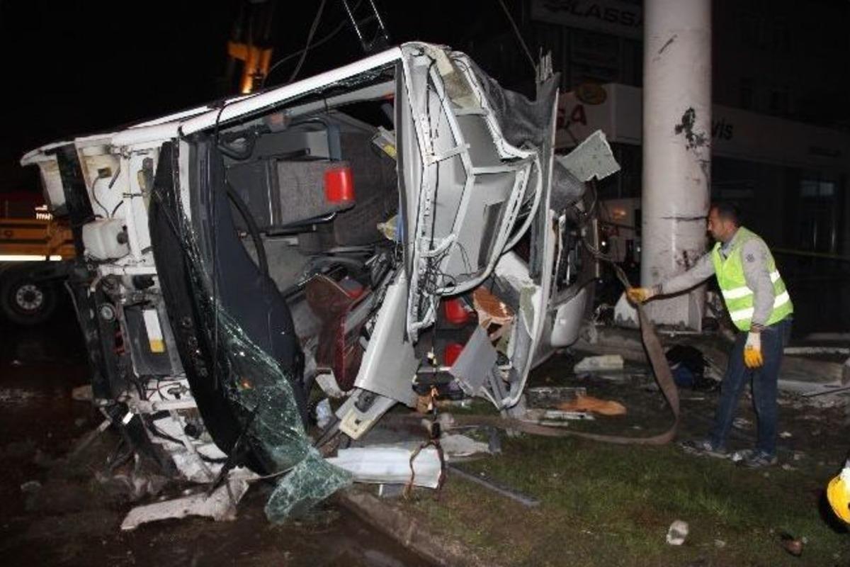 Cenazeden D&ouml;nen Otob&uuml;s Kaza Yaptı: 4 &Ouml;l&uuml;, 16 Yaralı