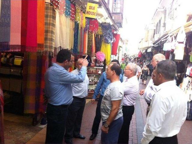Kuşadası&rsquo;nda Tekstil Pazarı Tartışması 1