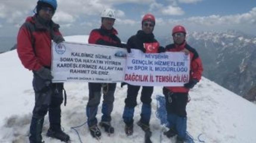 Nevşehirli Dağcılar &Ouml;len Maden İş&ccedil;ileri İ&ccedil;in Cilo Dağı Zirvesinde