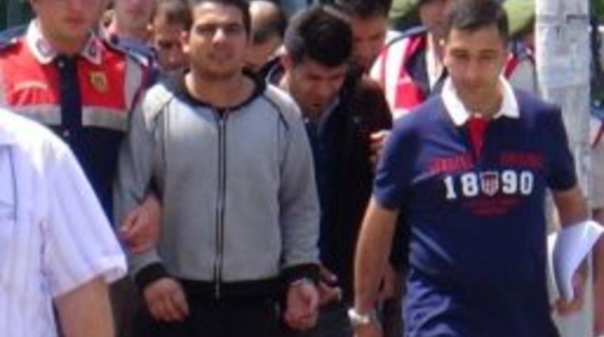 (&ouml;zel Haber) Jandarmadan Ka&ccedil;an Otomobilden Suriyeli G&ouml;&ccedil;menler &Ccedil;ıktı