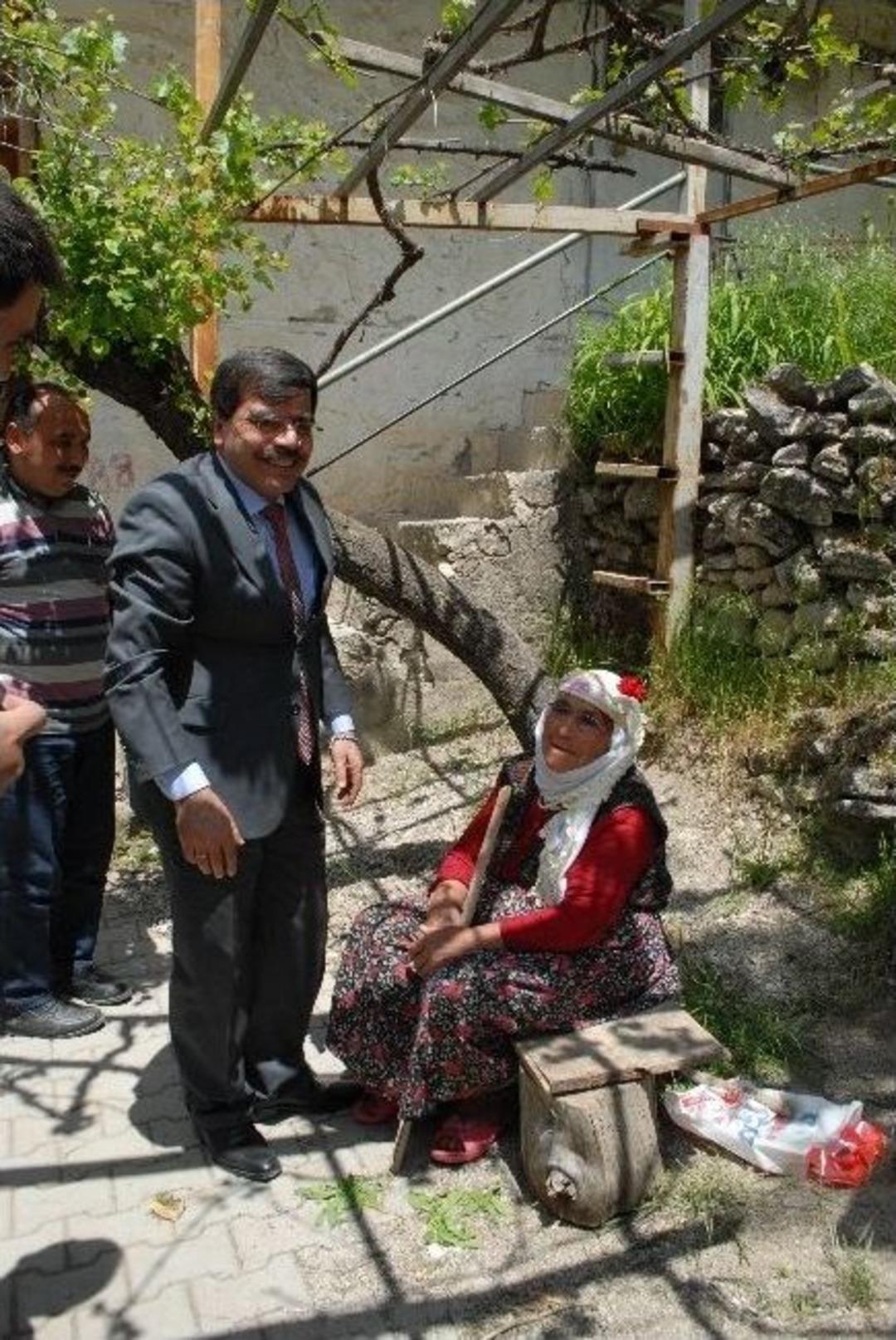 Şehit Annesinden Yol Fedakarlığı