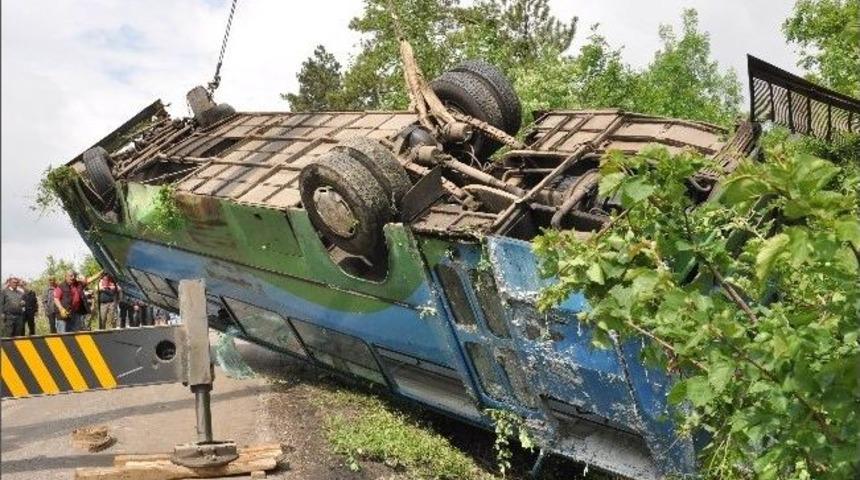 Maden İşçilerini Taşıyan Minibüs Tır’la Çarpıştı: 21 Yaralı