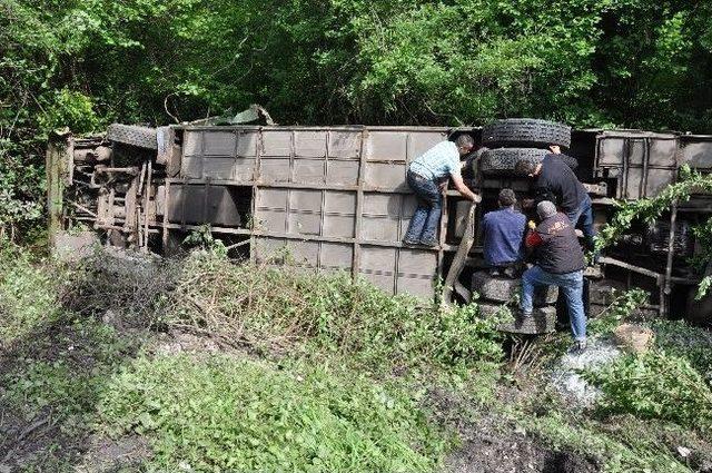 Maden İşçilerini Taşıyan Minibüs Tır’la Çarpıştı: 21 Yaralı