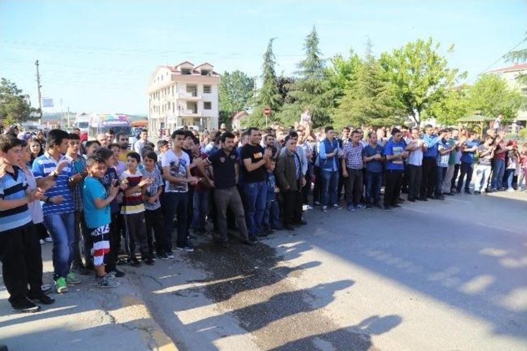 Mahalleli Beyza'nın &Ouml;ld&uuml;ğ&uuml; Caddeyi Trafiğe Kapattı