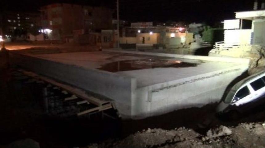 Seyir Halindeki Ara&ccedil; İnşaat Halindeki K&ouml;pr&uuml; Boşluğuna D&uuml;şt&uuml;