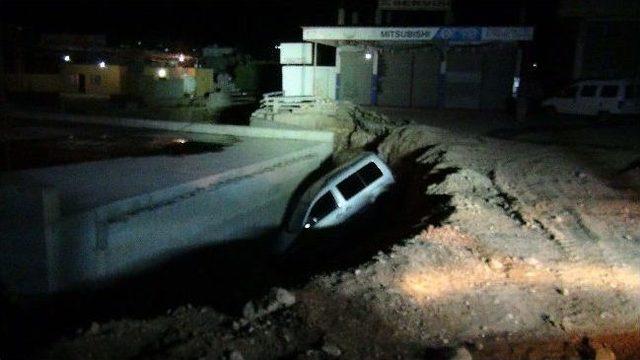 Seyir Halindeki Araç İnşaat Halindeki Köprü Boşluğuna Düştü