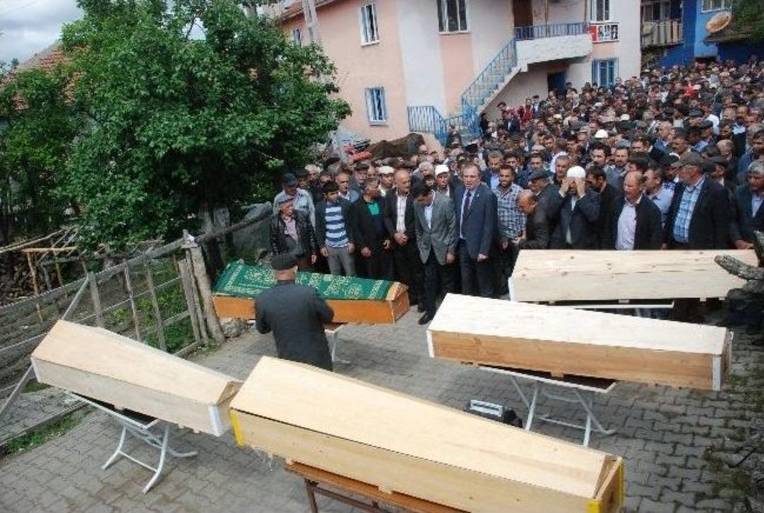 T&uuml;rbe Yolunda &Ouml;len 5 Kişi Toprağa Verildi