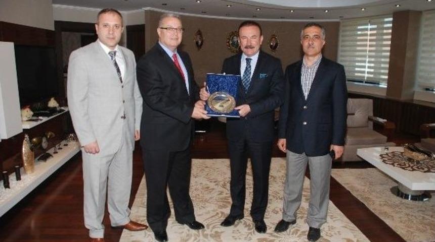 İzmit Belediyesi Eğitime Desteğe Devam Ediyor