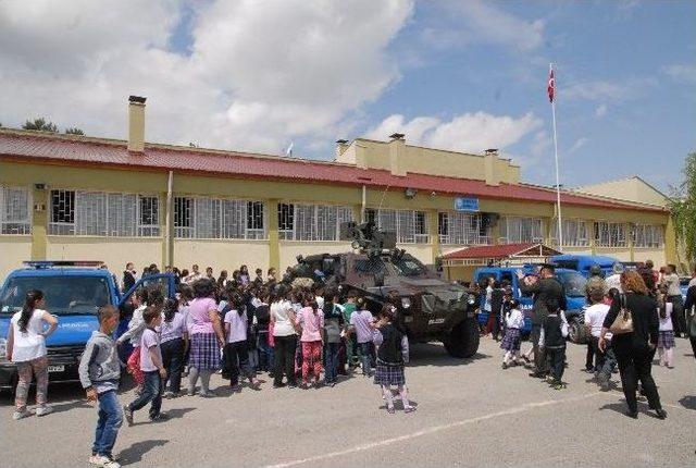 Jandarma 175. Yılını &Ccedil;ocuklarla Kutladı 1