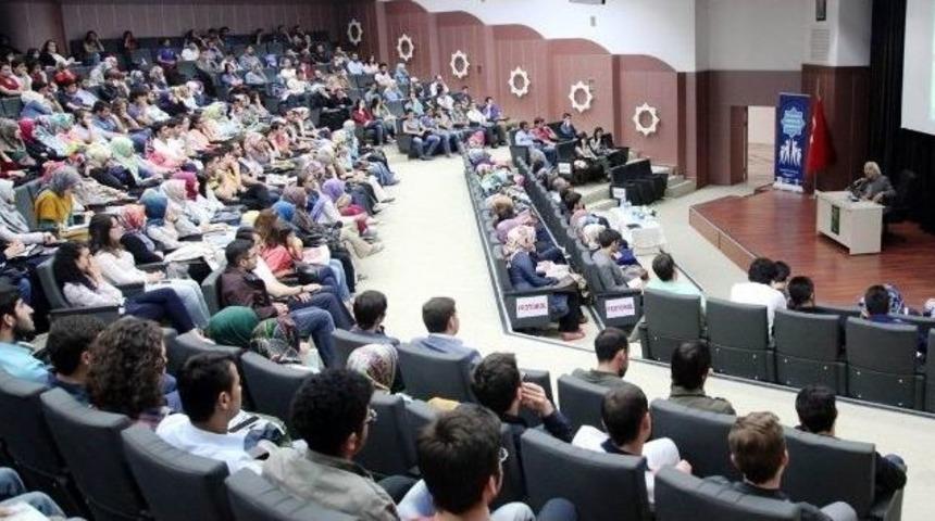 Tarih&ccedil;i-yazar Bahadıroğlu &Ouml;ğrencilerle S&ouml;yleşide Buluştu