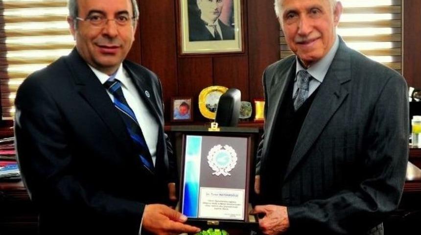 Rekt&ouml;r Battal&rsquo;dan İşadamı Haydaroğlu'na Plaket