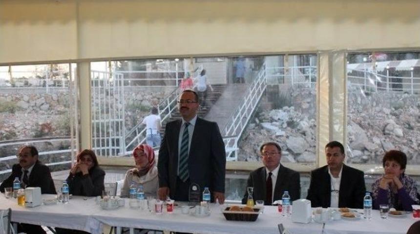 Tayini &Ccedil;ıkan İl M&uuml;d&uuml;r&uuml;ne Veda Yemeği