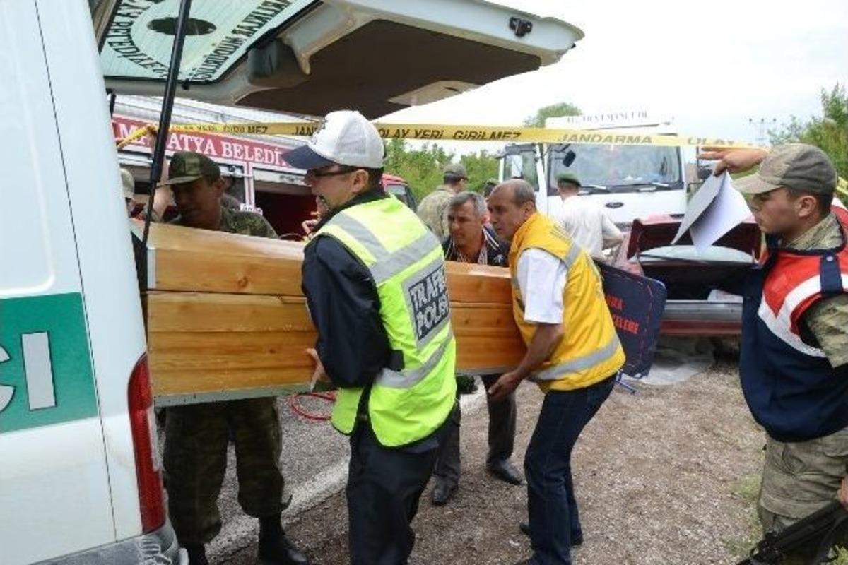 Malatya'da Trafik Kazası: 2 &Ouml;l&uuml;