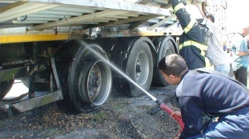 Pamuk Y&uuml;kl&uuml; Tır'da Yangın Paniği