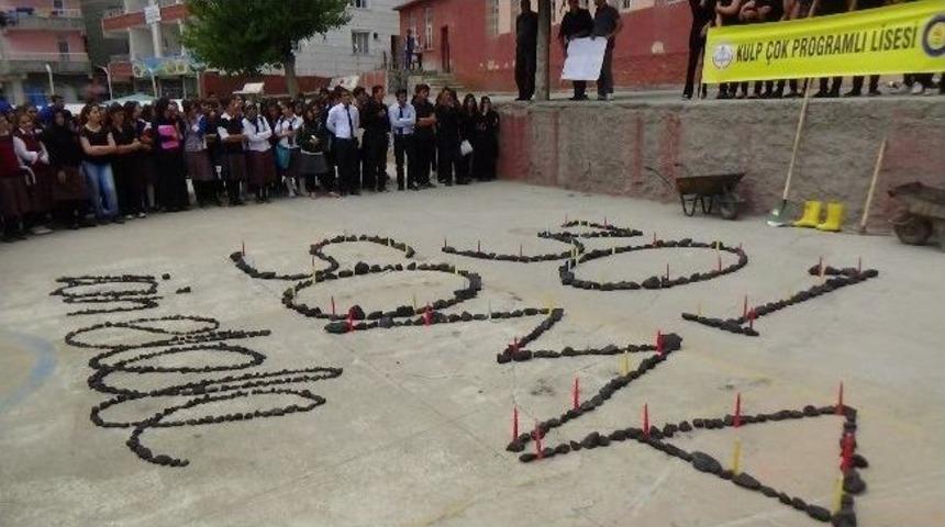 Kulplu &Ouml;ğrenciler &Ouml;len Madencileri Andı