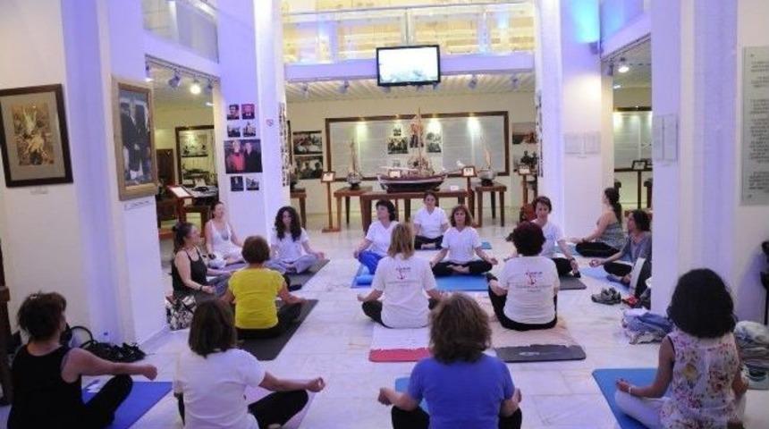 T&uuml;rkiye&rsquo;de Bir İlk Kez M&uuml;zede Yoga Dersi Verildi