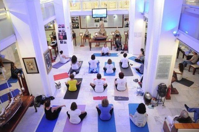 Türkiye’de Bir İlk Kez Müzede Yoga Dersi Verildi